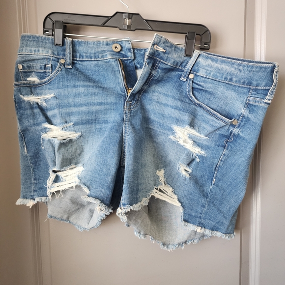 Trendy Blue Denim Jean Shorts - Picture 3 of 4
